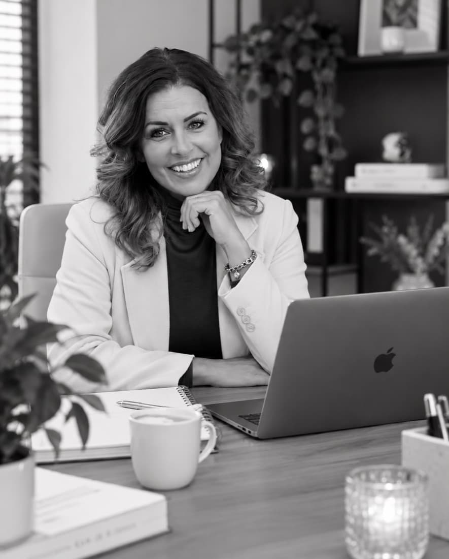Monique Schepers aan haar bureau